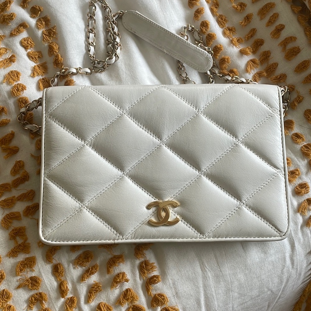 CrossBody white Handbag with chain strap